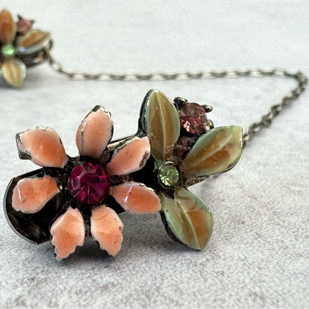 Sweater Shawl Clips Flower Collar Clips with Chain